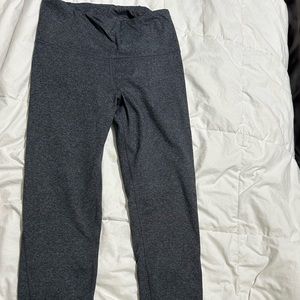 Women’s Old Navy active gray leggings. Size medium.